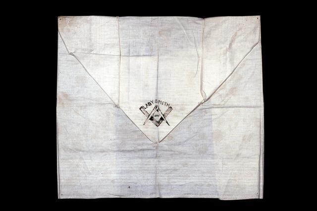 Freemason’s apron, plain linen, 1899 ©Museum of Freemasonry, London