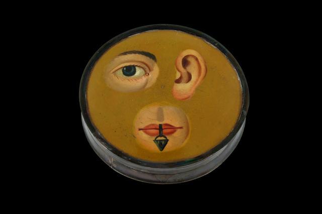 Snuff-box in papier mache with masonic symbolism (c1820) ©Museum of Freemasonry