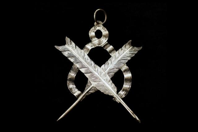 Sectetary's collar jewel showing crossed quills