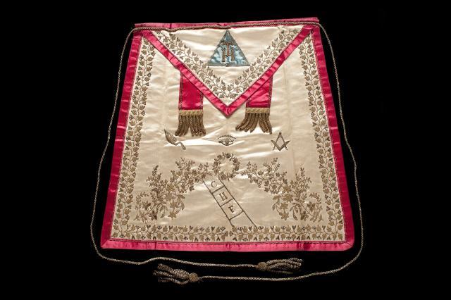 Freemason's apron, silk with embroidery and filigree, 19th century ©Museum of Freemasonry, London